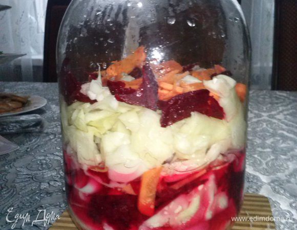 Слейте с капусты воду и уложите овощи слоями в банку. Приготовьте рассол, смешайте ингредиенты и поставьте на огонь, доведите до кипения.