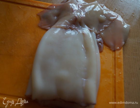 Кальмары очистить от шкурки и хорошо промыть в холодной воде