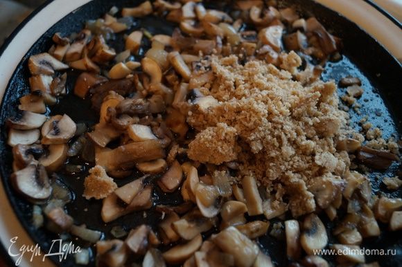 Нарезать мелко лук. В сковороду налить растительное масло, выложить грибы и лук. Обжарить минут 10. Добавить молотые или рубленные грецкие орешки. Перемешать.