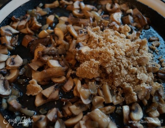 Нарезать мелко лук. В сковороду налить растительное масло, выложить грибы и лук. Обжарить минут 10. Добавить молотые или рубленные грецкие орешки. Перемешать.