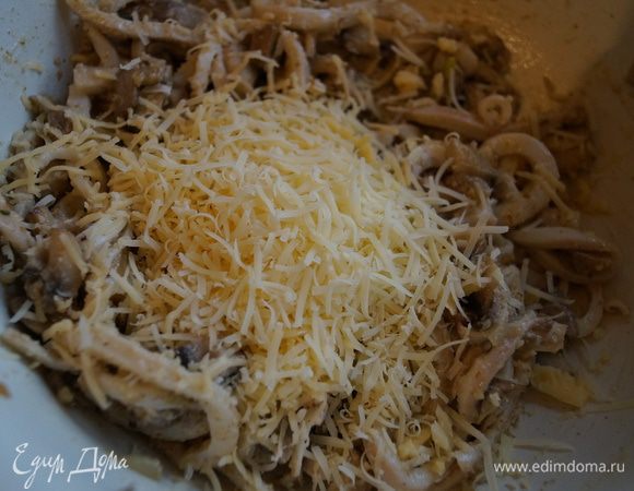 и натертый на мелкой терке сыр (у меня Пармезан), перемешать, добавить майонез и посолить. Еще раз перемешать.