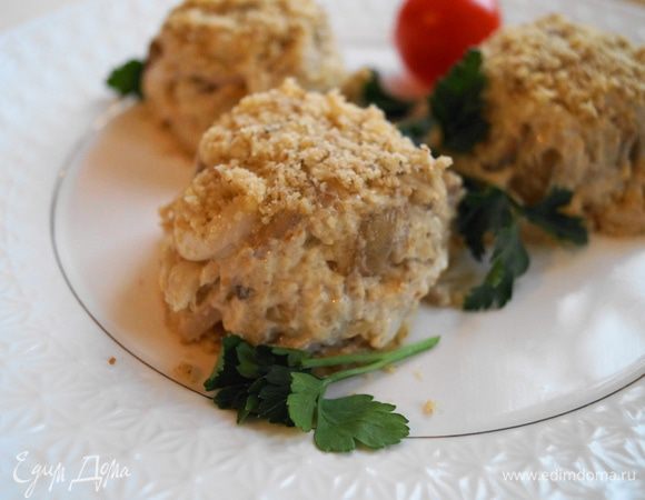 Выложить готовый салат в порционные формочки и перевернуть их на тарелку, снять формочки. Посыпать верх салата грецкими орехами, украсить зеленью и подавать на стол. Приятного аппетита!!!