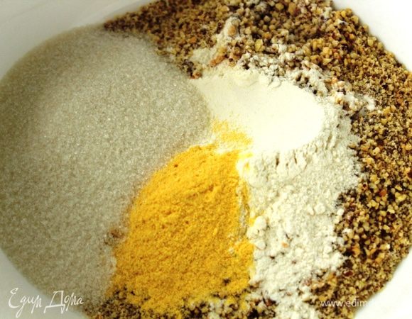 На сайте есть несколько вариантов миндального печенья, в том числе и мой... Я объединила несколько из них и вот что у меня получилось... Миндаль обжарить на сухой сковороде и измельчить в мелкую крошку. Соединить миндаль, оба вида муки и сахар и хорошо перемешать.