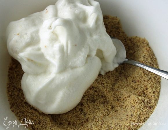 Взбить белки с сахарной пудрой до пиков, аккуратно ввести в сухую смесь и перемешать.