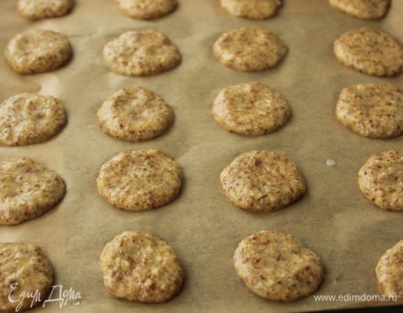 Мокрыми руками сформировать небольшие лепешки и выложить на выстеленный пергаментом противень. Можно выкладывать чайной ложкой.