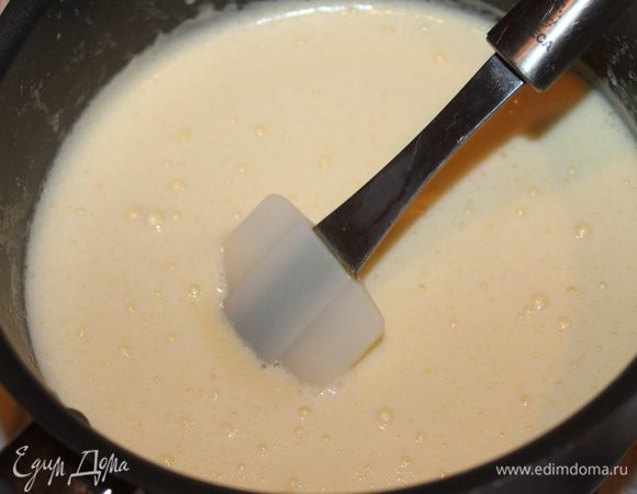 Для крема смешать желтки, молоко и сахар. Поставить кастрюлю на водяную баню и постоянно помешивая хорошо прогреть (8-10 минут). Охладить и ввести ликер. 