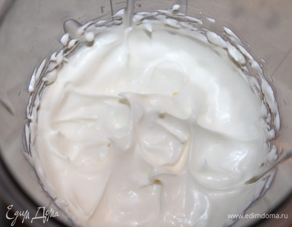 Взбить сливки.