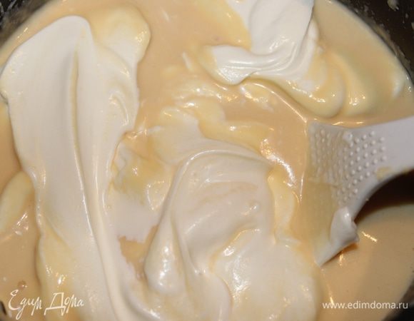 Аккуратно соединить сливки и крем и хорошо перемешать сверху вниз.