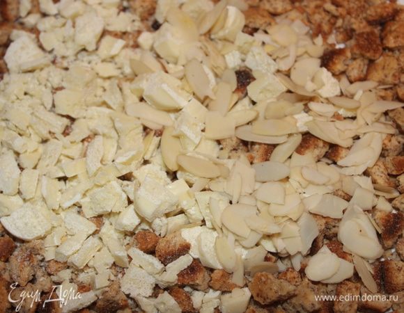 Соединить печенье, шоколад и миндальные лепестки. Перемешать до однородного состояния.