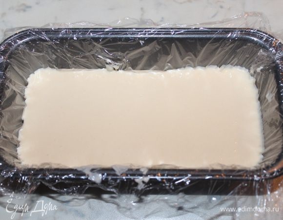 Прямоугольную форму выстелить пленкой. Налить 1/3 крема и убрать в морозильную камеру на 30 минут.