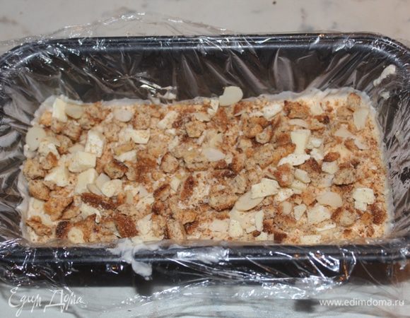 На застывший крем насыпать половину смеси печенья и залить снова 1/3 крема. Заморозить и повторить то же самое с остатками крема и печенья.