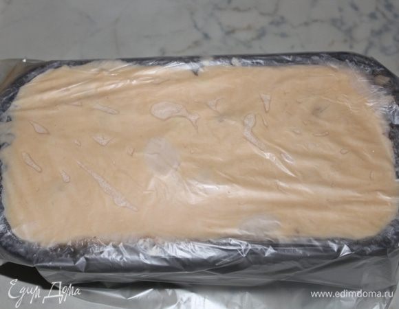 Затянуть форму пленкой и оставить в морозильной камере на время  от 6 до 24 часов. 
 