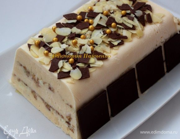Готовый десерт перевернуть на блюдо, убрать пленку и украсить. Я для украшения брала миндальные лепестки, пластинки шоколада и золотые бусины-жемчужинки. 