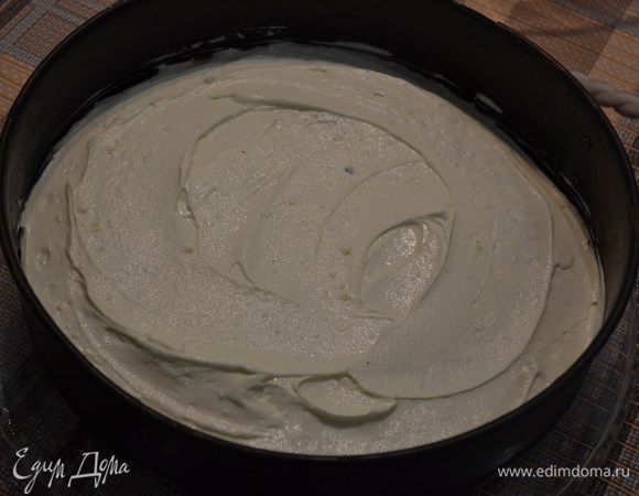  2. Выложить половину крема.