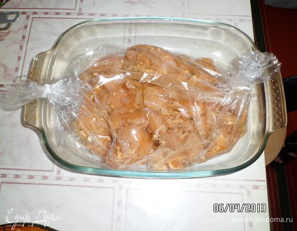 Куриную грудку нарезать на небольшие кусочки (примерно как на шашлык). 