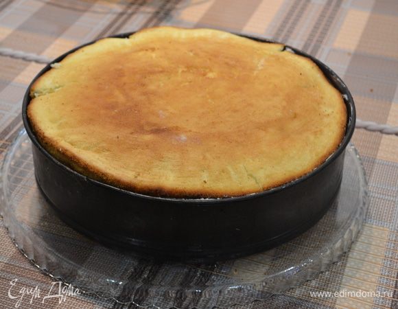 7.Накрыть последним бисквитом. Немного придавить торт. Снять кольцо формы.