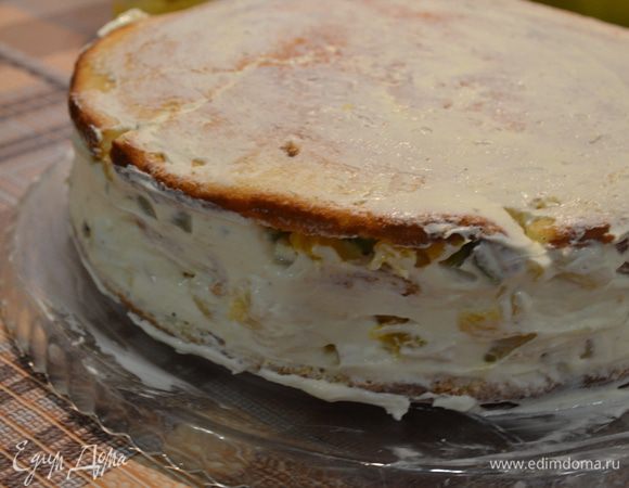 8.Обмазать бока и немного верх торт отложенной сметаной. Бока обсыпать кокосовой стружкой, немного оставить для контура.