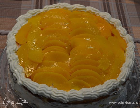 12.В кондитерский мешок выложить сметану для украшения. Украсить края торта. Посыпать оставшейся кокосовой стружкой. 
