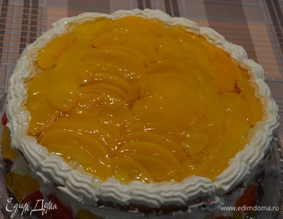 11.Приготовить желе для торта, как указано на упаковке. Залить им персики.
