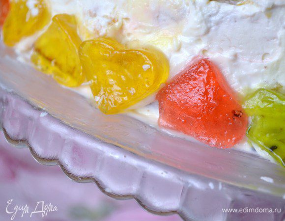 13. Украсить бока торта мармеладом.
