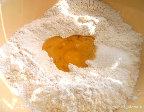 Сначала готовим тесто,так как ему надо немного постоять.Делаем в муке (не всю сразу высыпайте,может хватит и меньше!) ямку и вливаем не рафинированное растительное масло. Добавляем соль-сахар.