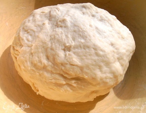 Такой мягкий шарик у нас получился! Отставим тесто в сторону и переходим к начинке!