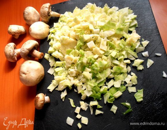 Крошим на кусочки...Выкладываем капусту в сковороду и начинаем обжаривать на растительном масле.Если капуста прошлого урожая,твёрдая,то потушить её нужно подольше с добавлением воды...