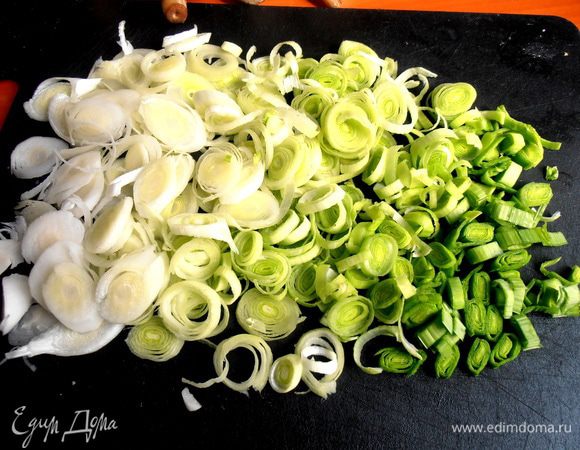 Лук порей нарезаем на колечки...Если нет порея,можно взять любой другой,но именно порей,как сказала Ю.Высоцкая в одной из передач,имеет свойство накапливать полезные вещества при хранении,а репчатый лук,наоборот,утрачивает их при длительном хранении...