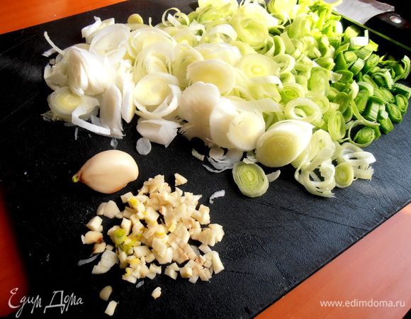 Чеснок каждый берёт количество по своему вкусу...Мелко крошим.