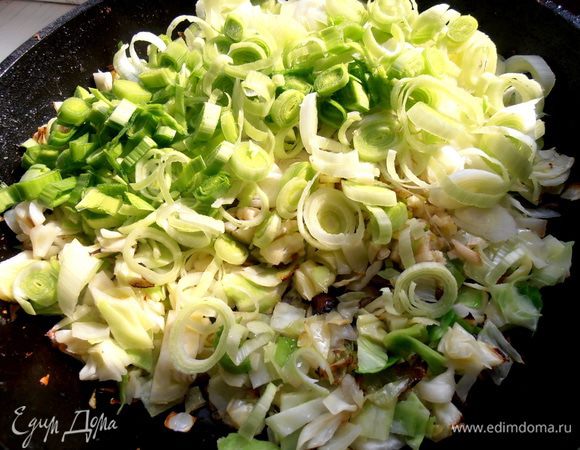 Отправляем лук-чеснок к капусте в сковороду.