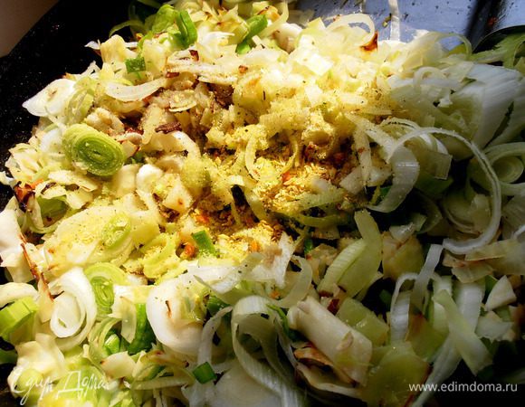 Припорошим сухой овощной приправой.Продолжаем тушить-обжаривать...Если нужно,подливаем ещё масло (я тушила на не рафинированном душистом масле!).