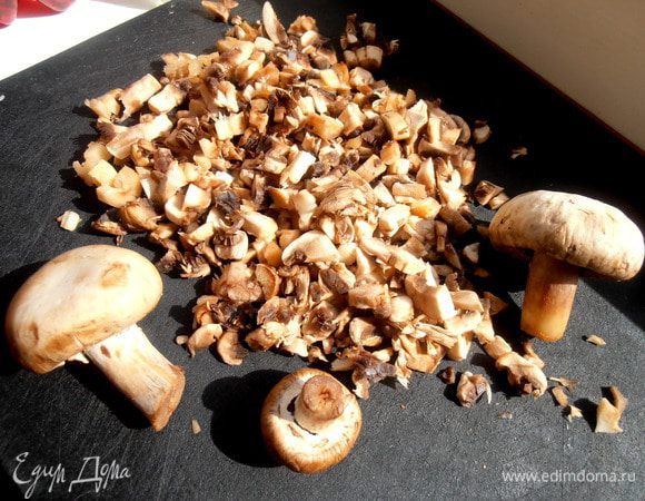 Осталось нарезать шампиньоны для аромата и белка,который заменяет в пост мясо!
