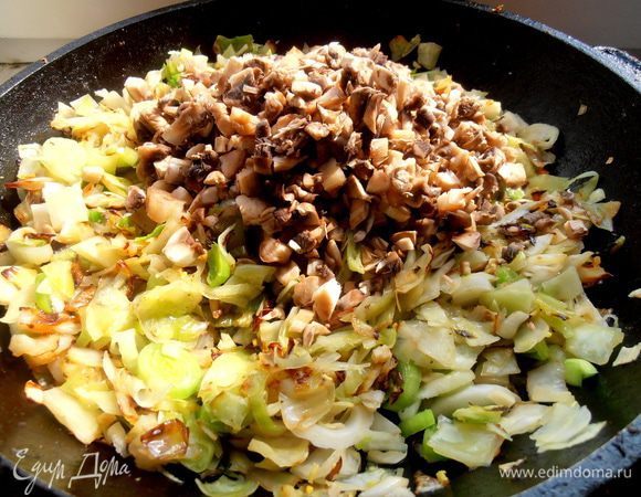 Выкладываем грибы к остальным овощам,перемешиваем минутку,чтобы "подружить" всех между собой и выключаем огонь. Начинка готова!!!