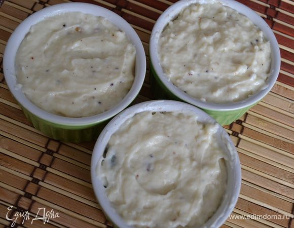 Разложить по 3 ст.л. соуса бешамель. Ложкой в центре сделать небольшое углубление.