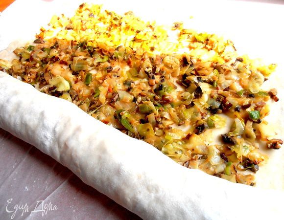 Начинаем сворачивать рулет! У меня легко отошёл от пергамента и нигде не порвался,наверно,бпагодаря маслу в тесте))