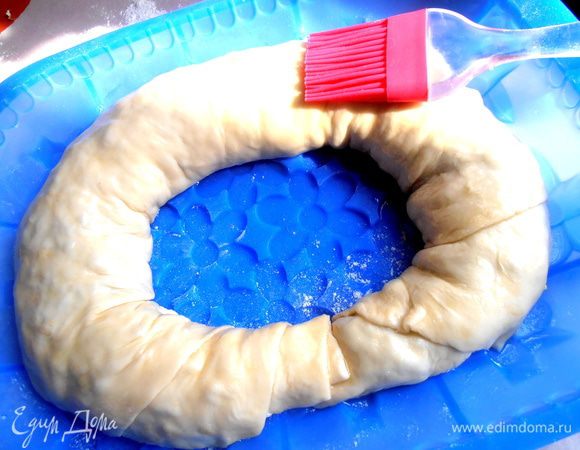 Смазываем опять же растительным маслом (или желтком или топлёным сливочным)...Во время выпечки я ещё раз вынимала и смазывала верх для румяности маслом!