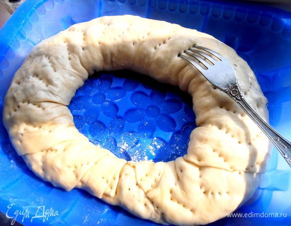 Накалываем сверху вилкой,посыпаем сезамом и отправляем в духовку при 180*.