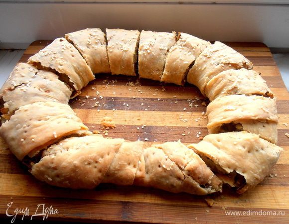 Нарезаем на порционные кусочки (верхняя корочка хрупкая,так и должно быть у штруделей!).