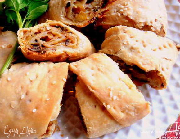 И спешим поделиться,пока тёплый,с близкими...Не забываем снять пробу))) Сама я очень люблю такую хрустящую выпечку,поэтому снимала пробу с трёх кусочков,пока не опомнилась!