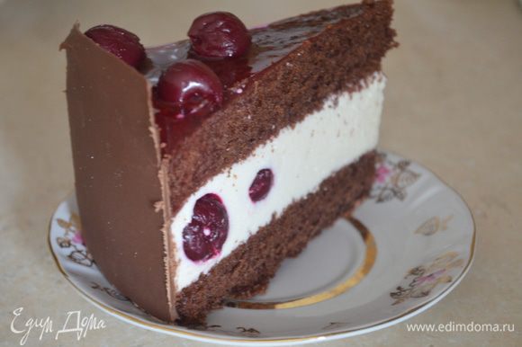 А вот и кусочек))) Такой торт надо резать горячим сухим ножом - тогда шоколад не потрескается!