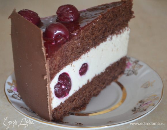 А вот и кусочек))) Такой торт надо резать горячим сухим ножом - тогда шоколад не потрескается!