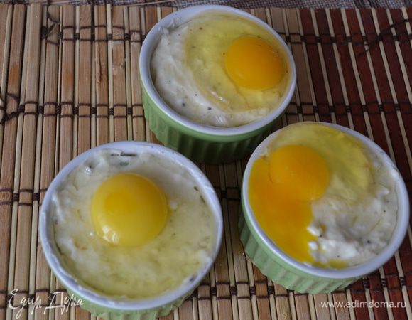 Вбить яйца в каждую формочку.