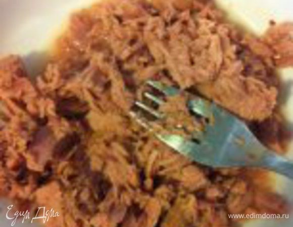 Тем временем, разминаем в салатнице тунец вилкой....