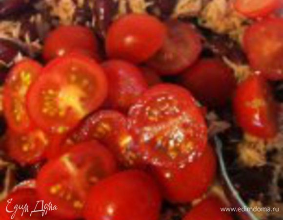 режем помидорки черри на две части, добавляем к фасоли и тунцу...