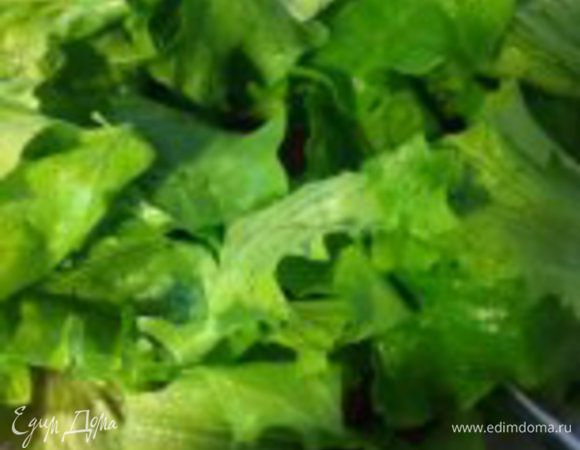 листовой салат моем, обсушиваем бумажным полотенцем, рвем руками и кладем в салатницу...