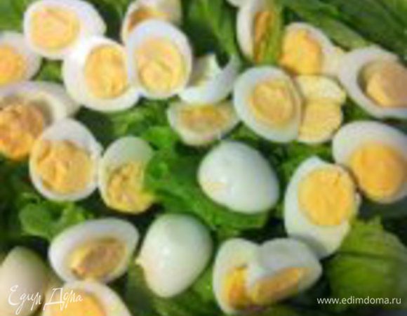 перепелиные яйца режем на две половинки, также складываем в миску...