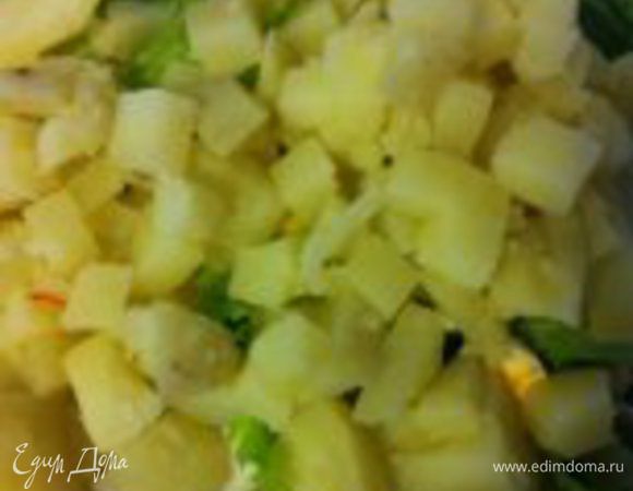 в последнюю очередь добавляем теплый, порезанный на кубики картофель, приправляем оливковым маслом, солим, перчим...