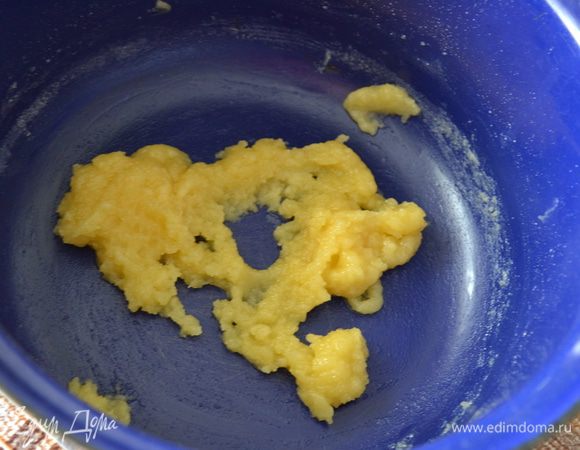 В кастрюле растопить масло, добавить муку, мешать до однородности.