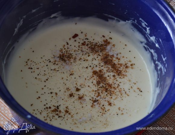 Тонкой струйкой влить молоко к маслу с мукой, постоянно помешивая. Поставить на маленький огонь, постоянно мешать. Держать на огне столько времени, до какой консистенции вы планируете довести соус. Мне хватило 5 минут. Добавить соль, перец, мускатный орех. Перемешать.