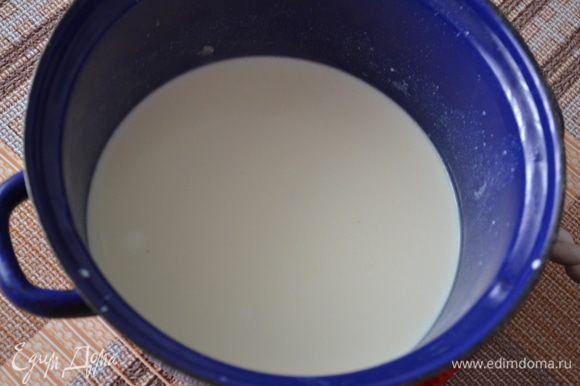 К молоку добавить лук и варить 10 минут.